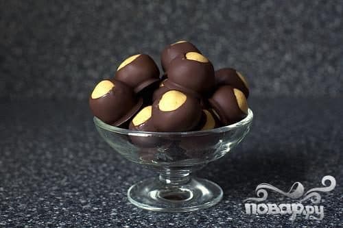 Peanut balls in chocolate glaze