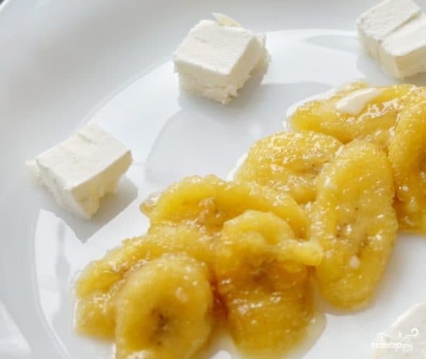 Banana dessert with ice cream