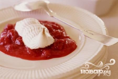 Meringue with rhubarb and raspberry