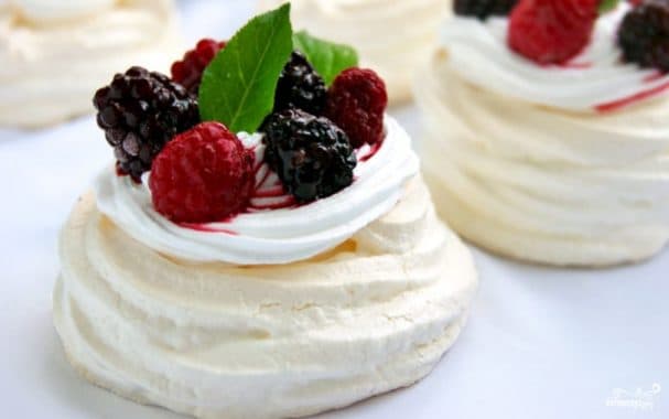 Meringue with berries