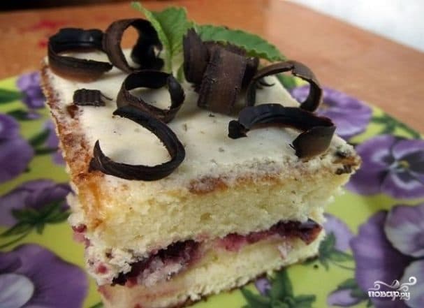 Sponge cake with sour cream frosting