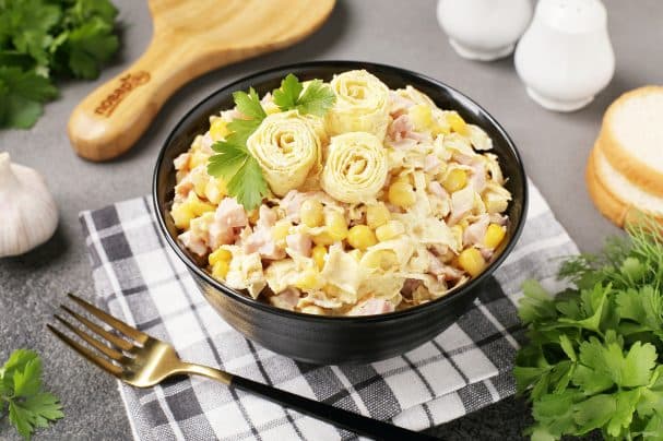 Pancake salad with smoked chicken