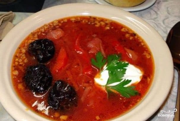 Vegetarian borscht with prunes
