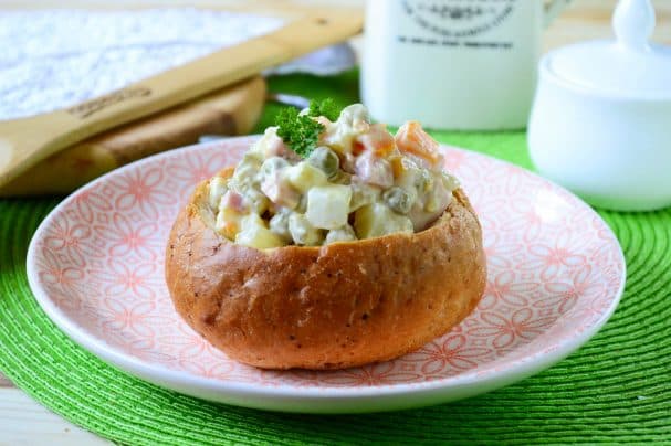 Булочки, фаршовані салатом