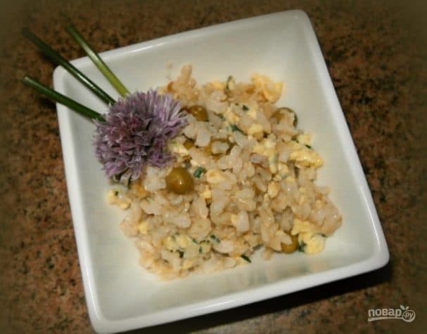 Brown rice in a frying pan
