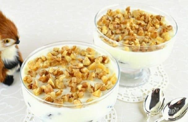 Prunes with nuts in sour cream
