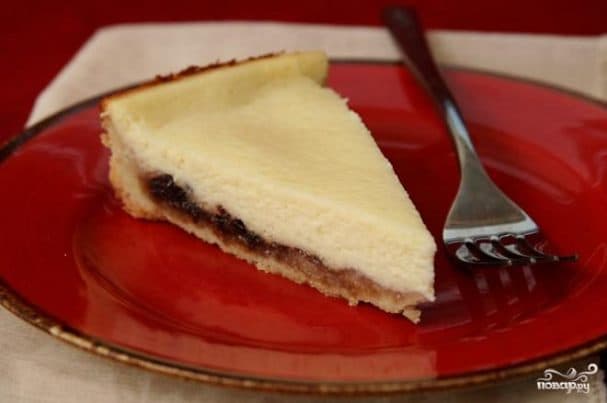 Cheesecake with cherry jam