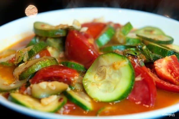 Zucchini with tomatoes