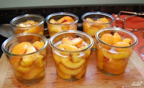 Dessert with canned peaches