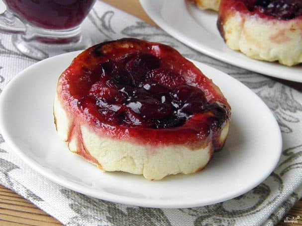 Dessert made from yeast-free puff pastry
