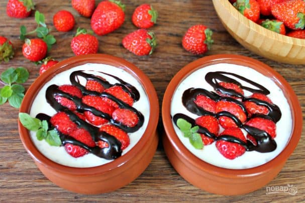 Strawberry and sour cream dessert