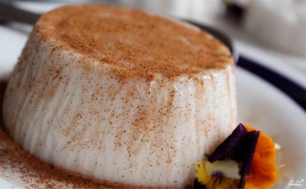 Dessert with sour cream and gelatin