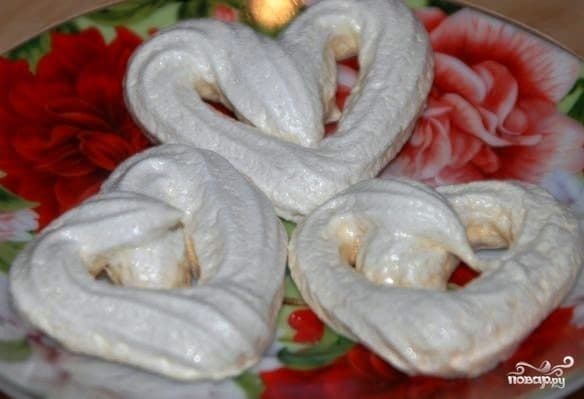 Dessert made from whipped egg whites