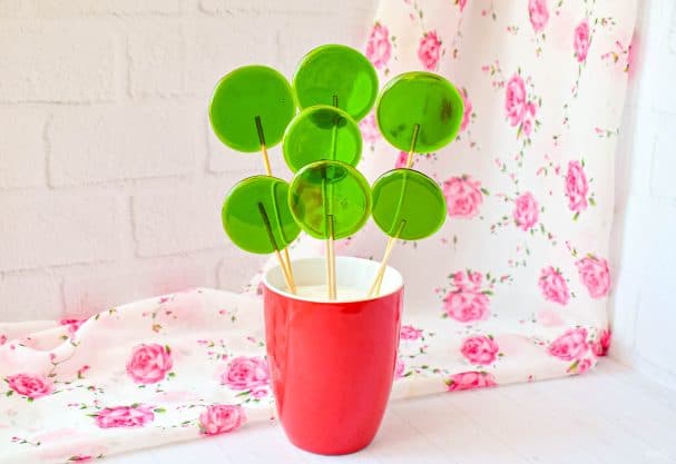 Homemade lollipops without molds