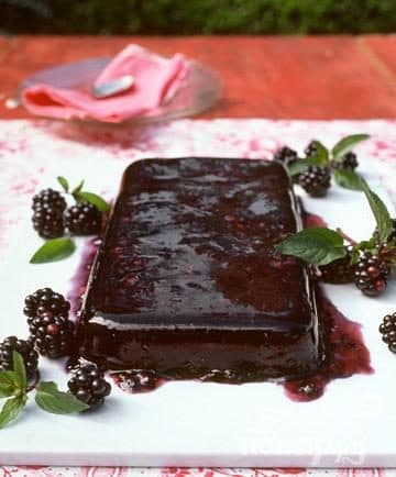 Blackberry jelly with red wine