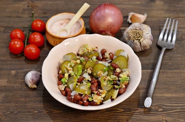 Квасолю з солоними огірками