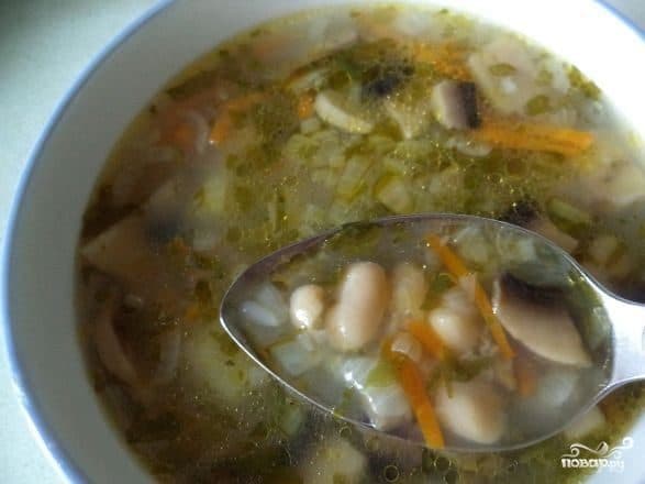 Bean soup with mushrooms