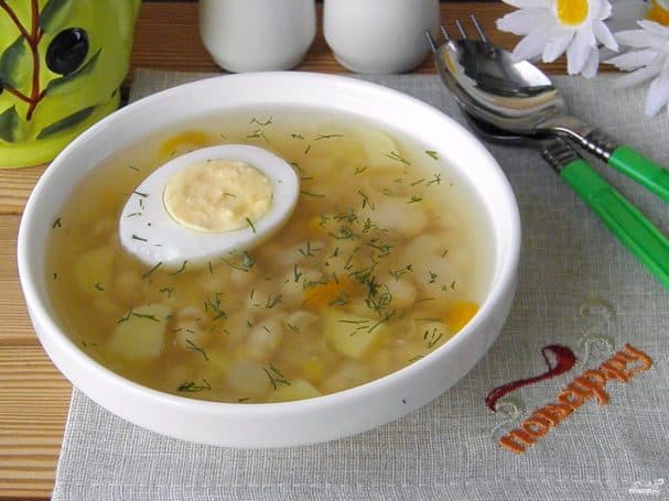Bean soup with egg