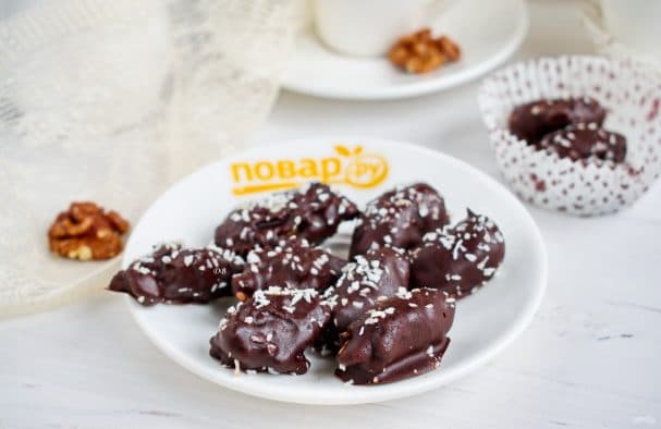 Dates in chocolate