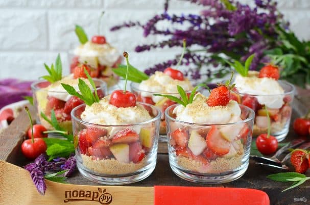Fruit and berry dessert