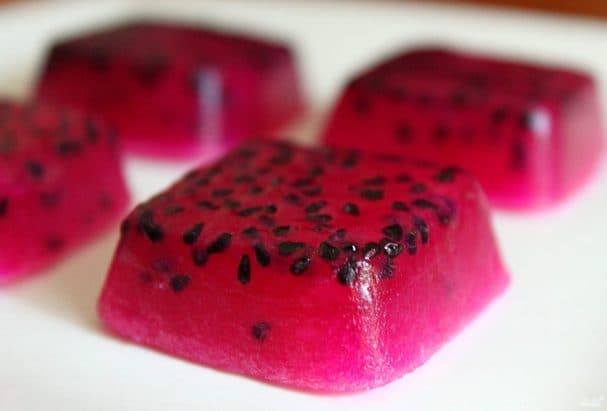 Fruit jelly made with gelatin