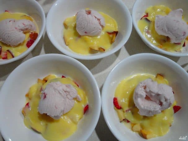 Фруктовий салат з морозивом