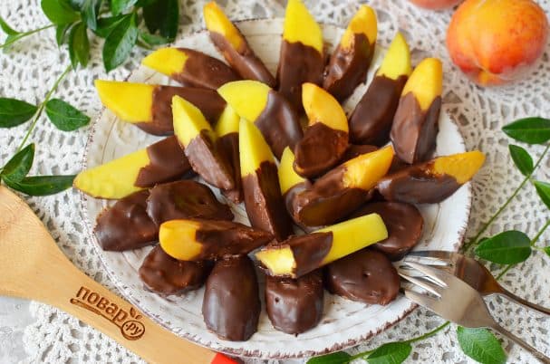 Fruits in chocolate