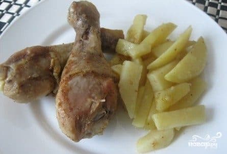 Гомілка з картоплею в мультиварці
