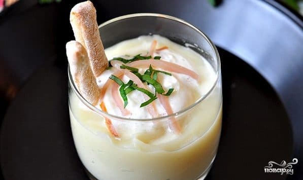 Pea soup purée with smoked meats