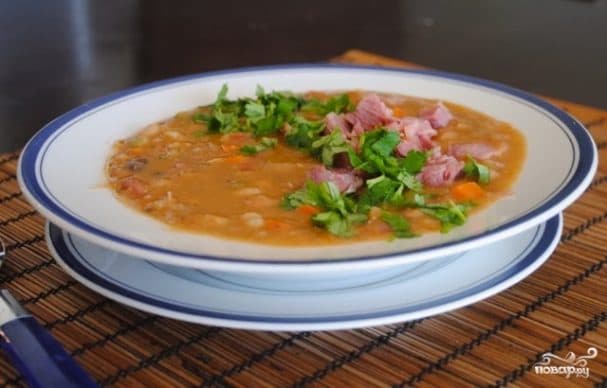 Pea soup with pork hock