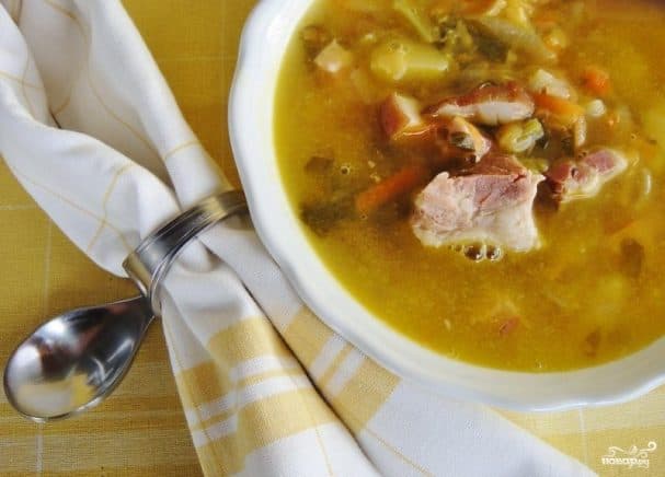Pea soup with bacon