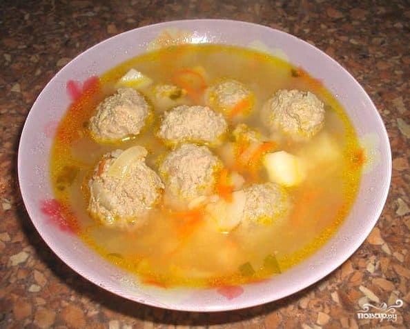 Pea soup with meatballs