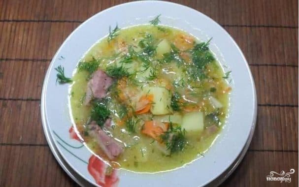 Pea soup with pork knuckle