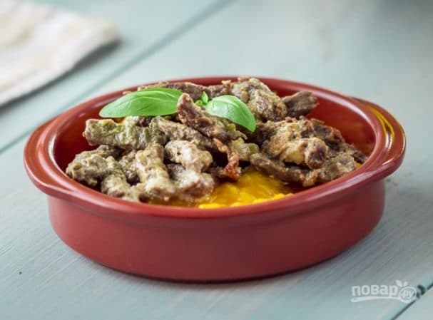 Говядина с луком и сметаной