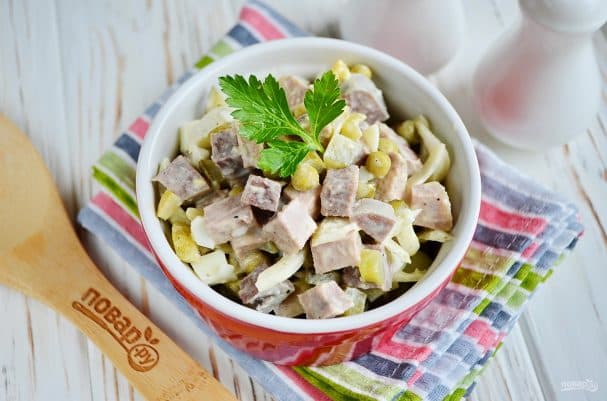 Язык вялікага роду каровай з квашаным агурком