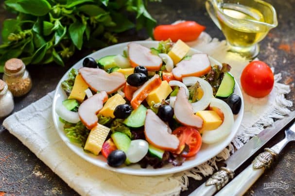 Греческий салат с копченой курицей