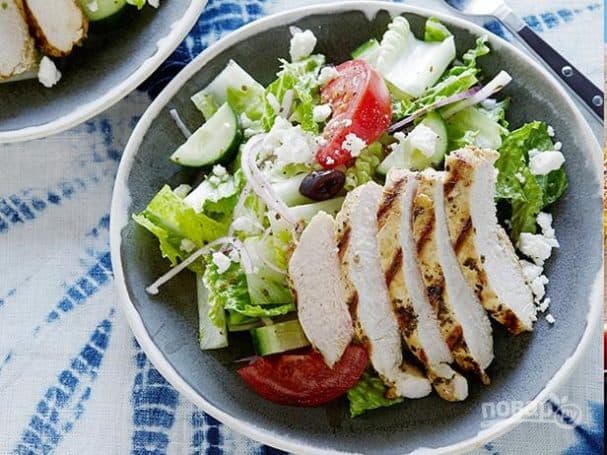 Грэчаскі салат з курыцай