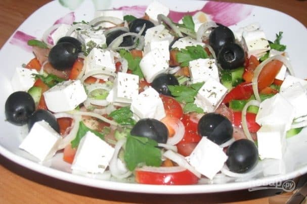 Greek salad with cheese