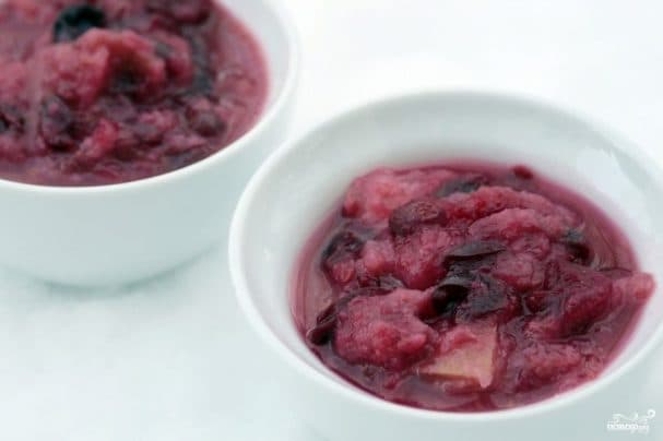 Pears in cranberry sauce