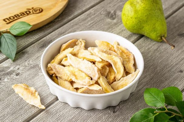 Dried pears in a dehydrator