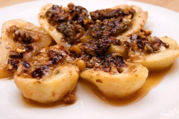 Baked pears with cheese topping
