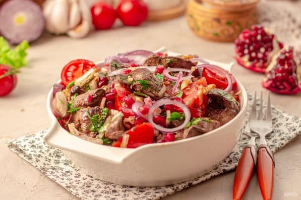 Грузінскі салат з печанню