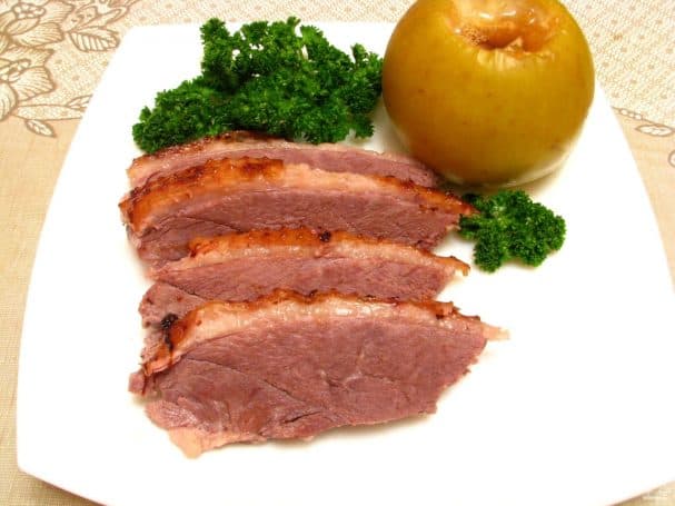 Гусь с яблоками и черносливом