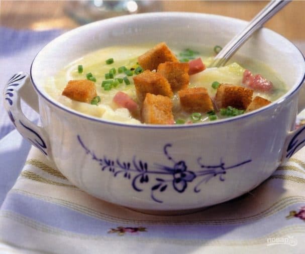 Crispy cabbage soup with croutons