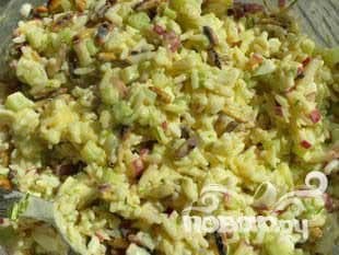 Crispy salad with pine nuts
