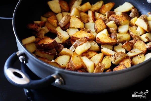 Fried potatoes with garlic