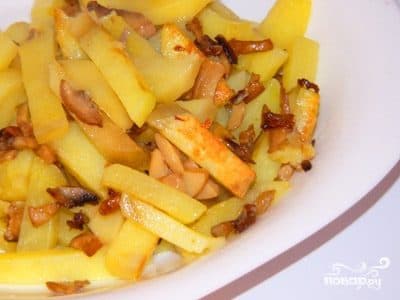Fried potatoes with mushrooms