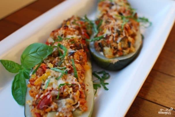 Кабачки, фаршированные овощами
