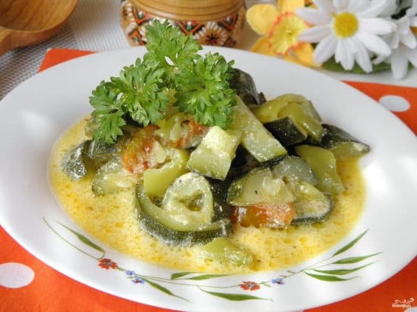 Zucchini stewed in sour cream
