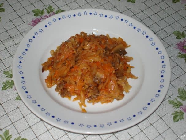 Cabbage stewed with mushrooms